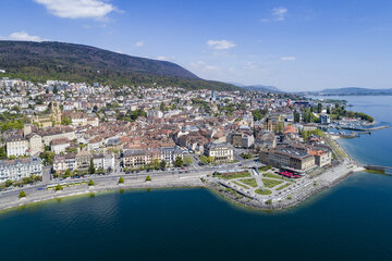 Une vue de Neuchâtel par drone